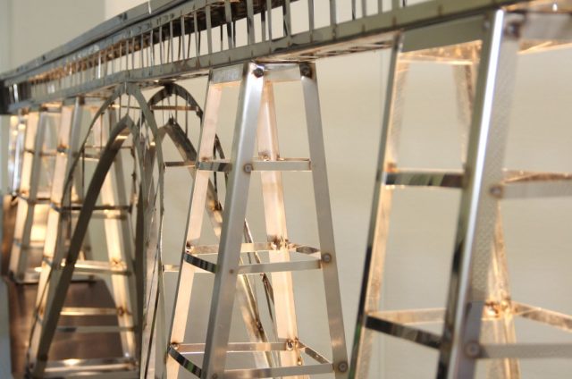 Solinger Schülerinnen und Schüler haben ein Modell der Müngstener Brücke im Maßstab 1:100 nachgebaut, das jetzt im Rathaus bewundert werden kann. (Foto: B. Glumm)