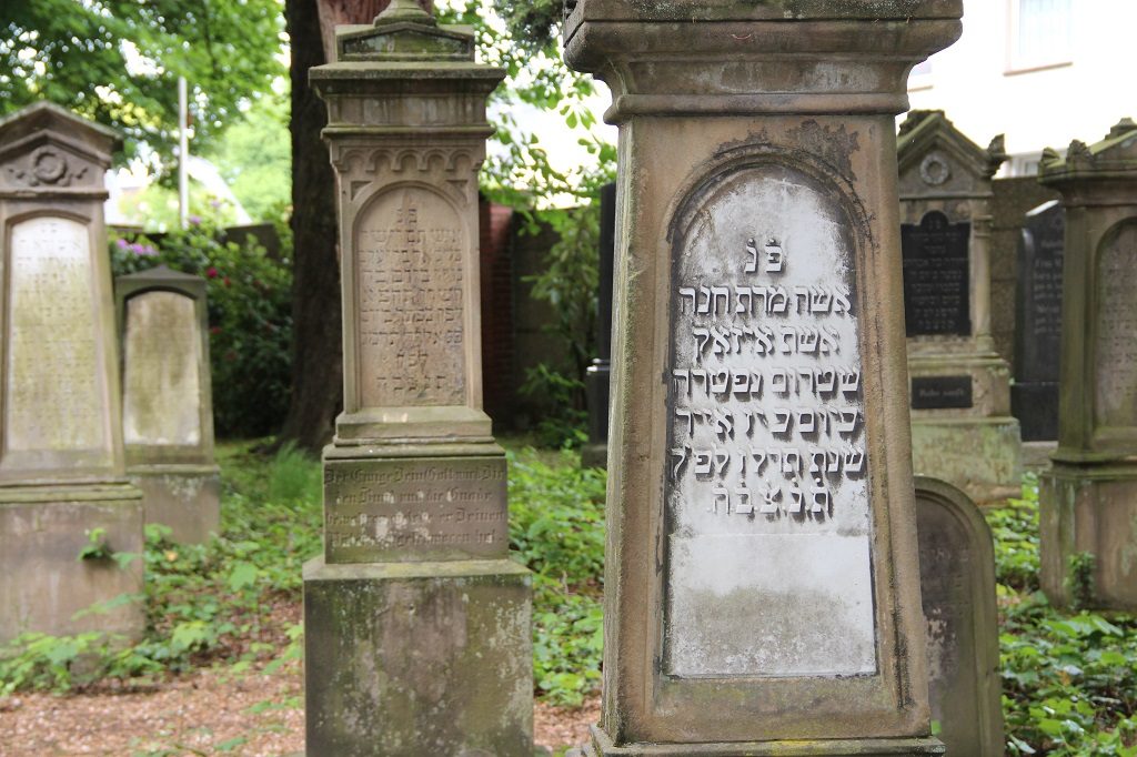 Der jüdische Friedhof ist ein eindrucksvolles Zeugnis jüdischer Kultur in Solingen. Die Grabsteine sind teils in hebräischer und teils in deutscher Sprache. (Archivfoto: © Bastian Glumm)