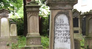 Der jüdische Friedhof ist ein eindrucksvolles Zeugnis jüdischer Kultur in Solingen. Die Grabsteine sind teils in hebräischer und teils in deutscher Sprache. (Archivfoto: © Bastian Glumm)