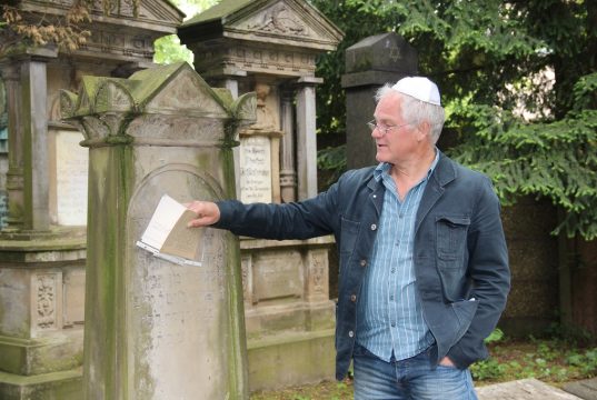 Hinter jedem Grabstein steckt eine Geschichte. Michael Sandmöller, Lehrer an der Alexander-Coppel-Gesamtschule, weiss einige davon zu erzählen. (Archivfoto: © B. Glumm)