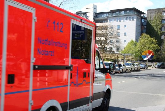 Rettungswagen der Berufsfeuerwehr Solingen auf dem Weg zum Städtischen Klinikum. (Archivfoto: © Bastian Glumm)