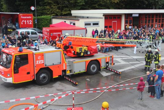 Am Sonntag öffnete die Feuerwehr Solingen dieTüren und Tore der Ffeuer- und Rettungswache III in Wald. Zahlreiche BEsucher kamen und schauten den Profis über die Schulter. (Foto: B. Glumm)
