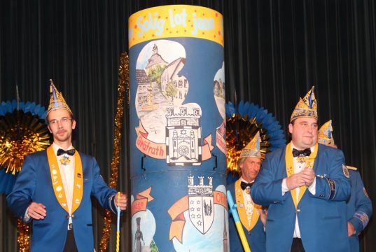 Wer zur Sessionseröffnung am 11.11. aus der Tonne als neuer Hoppeditz springen wird, ist noch geheim. Im vergangenen Jahr war es Sportbund-Präsident Hartmut Lemmer, der als Hoppeditz die Ohligser Festhalle begeisterte. (Archivfoto: B. Glumm)