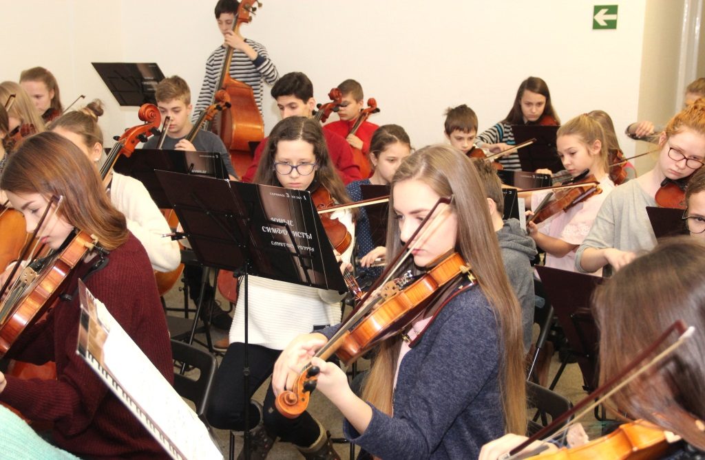 Gaben am Freitagvormittag im Rathaus eine Kostprobe ihres Könnens: Die "Jungen Symphoniker" aus St. Petersburg sind zu Besuch in der Klingenstadt. (Foto: B. Glumm)
