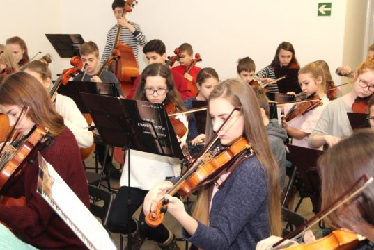Gaben am Freitagvormittag im Rathaus eine Kostprobe ihres Könnens: Die "Jungen Symphoniker" aus St. Petersburg sind zu Besuch in der Klingenstadt. (Foto: B. Glumm)