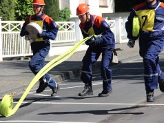 75 Sekunden hat die jungen Leute Zeit, eine 120 Meter lange C-Rohrleitungs zu verlegen. Hier zeigen die Angehörigen der Jugendfeuerwehr Rommerskirchen ihr Können. (Foto: B. Glumm)