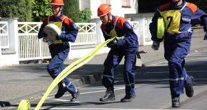 75 Sekunden hat die jungen Leute Zeit, eine 120 Meter lange C-Rohrleitungs zu verlegen. Hier zeigen die Angehörigen der Jugendfeuerwehr Rommerskirchen ihr Können. (Foto: B. Glumm)