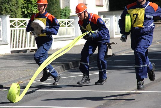 75 Sekunden hat die jungen Leute Zeit, eine 120 Meter lange C-Rohrleitungs zu verlegen. Hier zeigen die Angehörigen der Jugendfeuerwehr Rommerskirchen ihr Können. (Foto: B. Glumm)