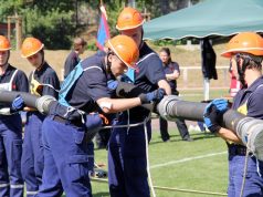 In fünf Disziplinen musste der Feuerwehr-Nachwuchs sein Können zeigen. Wertungsrichter schauten den jungen Leuten dabei über die Schulter. Hier bereiten Angehörige der Jugendfeuerwehr Leverkusen einen Löschangriff vor. (Ffoto: B. Glumm)