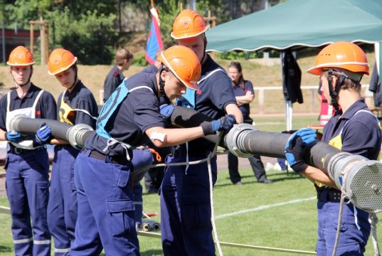 In fünf Disziplinen musste der Feuerwehr-Nachwuchs sein Können zeigen. Wertungsrichter schauten den jungen Leuten dabei über die Schulter. Hier bereiten Angehörige der Jugendfeuerwehr Leverkusen einen Löschangriff vor. (Ffoto: B. Glumm)