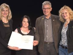 strahlende Gesichter bei der Preisverleihung: v.li. NRW-Familienministerin Christina Kampmann (SPD), Manuela Hoor vom Kulturmanagement sowie Jürgen Bürger und Patricia Stute von der Jugendförderung. (Foto: Stadt Solingen)