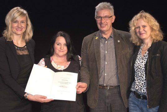 strahlende Gesichter bei der Preisverleihung: v.li. NRW-Familienministerin Christina Kampmann (SPD), Manuela Hoor vom Kulturmanagement sowie Jürgen Bürger und Patricia Stute von der Jugendförderung. (Foto: Stadt Solingen)