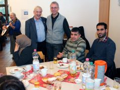 Gemeinsam mit seinen Schützlingen genoss Reinhard Burski (hi.li.) am Samstag die Weihnachtsfeier im Gemeindezentrum der Evangelischen Kirche an der Zwinglistraße. (Foto: B. Glumm)