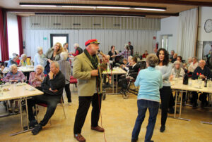 Simon Krebs sang bekannte Elvis-Songs und lockte die Senioren auf die Tanzfläche. (Foto © Sandra Grünwald)