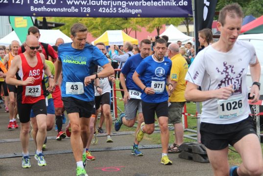 Los gehts! Am Sonntagvormittag startete der 10. Miss-Zöpfchen-Lauf im Südpark, wo für alle Teilnehmer auch gleichzeitig das Ziel war. (Foto: B. Glumm)