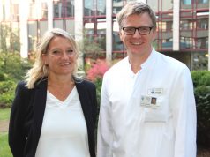 Dr. Manuela Seifert hat am 1. Oktober die Leitung über die Abteilung für Senologie / Brustklinik innerhalb der Klinik für Frauenheilkunde und Geburtshilfe am Städtischen Klinikum übernommen. Dr. Sebastian Hentsch, Chefarzt der Klinik für Frauenheilkunde und Geburtshilfe, freut sich über die Verstärkung. (Foto: B. Glumm)