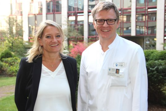 Dr. Manuela Seifert hat am 1. Oktober die Leitung über die Abteilung für Senologie / Brustklinik innerhalb der Klinik für Frauenheilkunde und Geburtshilfe am Städtischen Klinikum übernommen. Dr. Sebastian Hentsch, Chefarzt der Klinik für Frauenheilkunde und Geburtshilfe, freut sich über die Verstärkung. (Foto: B. Glumm)