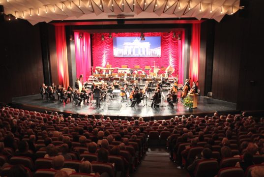 Musikalisch wird der Festakt zum Tag der Deutschen Einheit am Dienstag vom Jugendsinfonieorchester Solingen (unter Leitung von Elias Jurgschat) gemeinsam mit dem Jugendsinfonieorchester Schwerin (unter Leitung von Stefan Kelber) gestaltet. (Archivfoto: © B. Glumm)