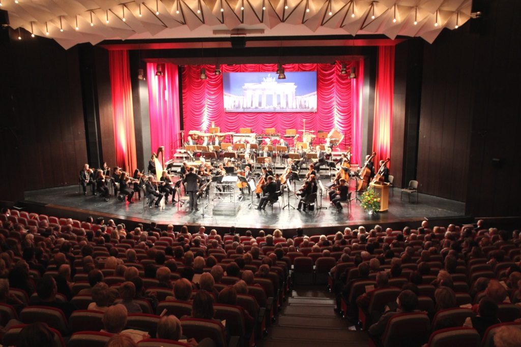 Rund 600 Besucher kamen zum Festakt anlässlich des Tags der Deutschen Einheit ins Theater und Konzerthaus. Die Bergischen Symphoniker luden zum Konzert ein. (Foto: B. Glumm)