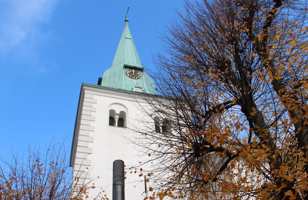 Der Vorplatz der Walder Kirche bekommt ab Donnerstag ein neues Pflaster. Die Bauerarbeiten sollen rund vier Wochen dauern, so die Stadtverwaltung. (Archivfoto: B. Glumm)