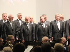 Am Samstag gab es in der stadtkriche ein ganz besonderes Konzert. Zwei Chöre und ein Orchester, Bürgerschaft und Polizei, begeisterten ihr Publikum in einer bestens besuchten Stadtkirche. (Foto: B. Glumm)