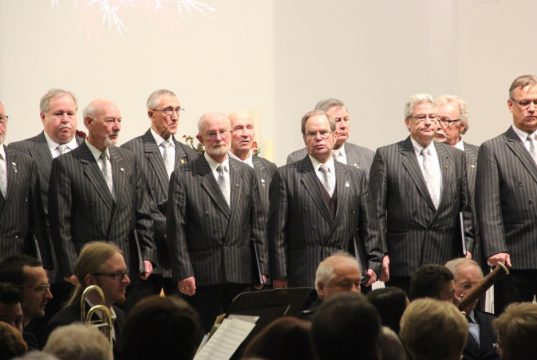 Am Samstag gab es in der stadtkriche ein ganz besonderes Konzert. Zwei Chöre und ein Orchester, Bürgerschaft und Polizei, begeisterten ihr Publikum in einer bestens besuchten Stadtkirche. (Foto: B. Glumm)