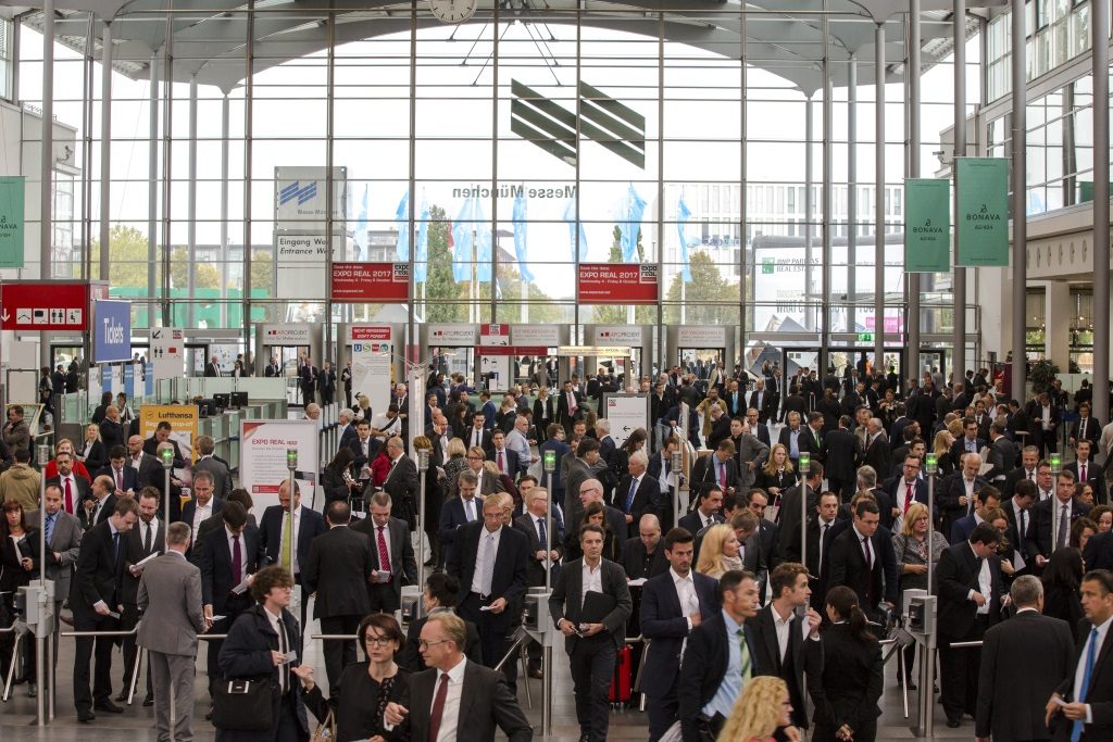 Solingen, Wuppertal und Remscheid beteiligen sich bereits zum 15. Mal an der Expo Real in München. Die Fachmesse rund um Immobilien und Investitionen ist die größte ihrer Art in Europa. (Foto: © Alex Schelbert)