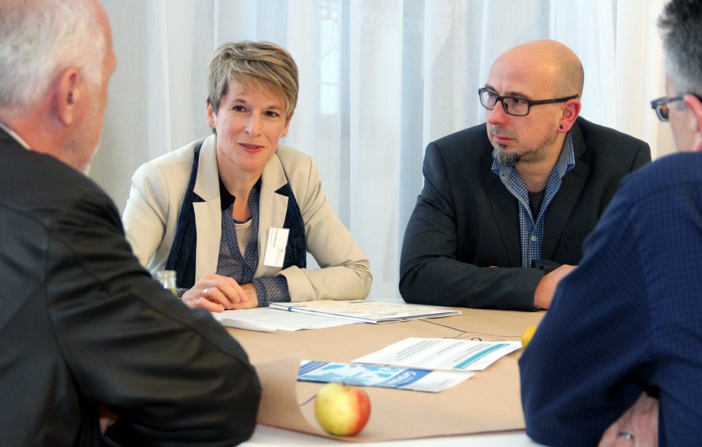 Ariane Bischoff vom Büro für nachhaltige Entwicklung der Stadt Solingen tauschte sich beim dritten Netzwerkstreffen „Global nachhaltige Kommune" mit Vertreterinnen und Vertretern aus Kommunen aus ganz NRW aus. (Foto: B. Glumm)