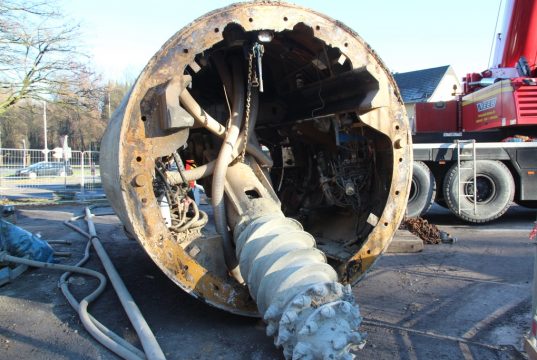 Nachdem sich der Bohrer rund drei Monate lang parallel zur Viehbachtalstraße wühlte, erblickte er jetzt wieder das Licht der Sonne. Der Durchstich an der Zielgrube Schwarze Pfähle wurde erfolgreich durchgeführt. (Foto: B. Glumm)
