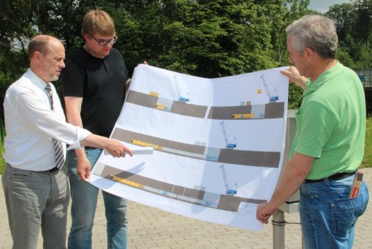 Sind mit dem bisherigen Verlauf der Bauarbeiten des "Viehbachsammlers" sehr zufrieden: v.li. Stadtdirektor Hartmut Hoferichter, Steffen Quast von der ausführenden Baufirma Epping Maschinentechnik und Projektleiter Stefan Grotzki von den Technischen Betrieben Solingen (TBS). (Foto: B. Glumm)