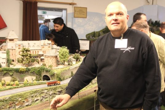 Jörg Köhler ist im Vorstand der Eisenbahnfreunde Solingen und Gründungsmitglied des Verein. Er ist vom "Bazillus Modelleisenbahn" infiziert, wie er selbst sagt. Und das schon seit 40 Jahren. (Foto: B. Glumm)