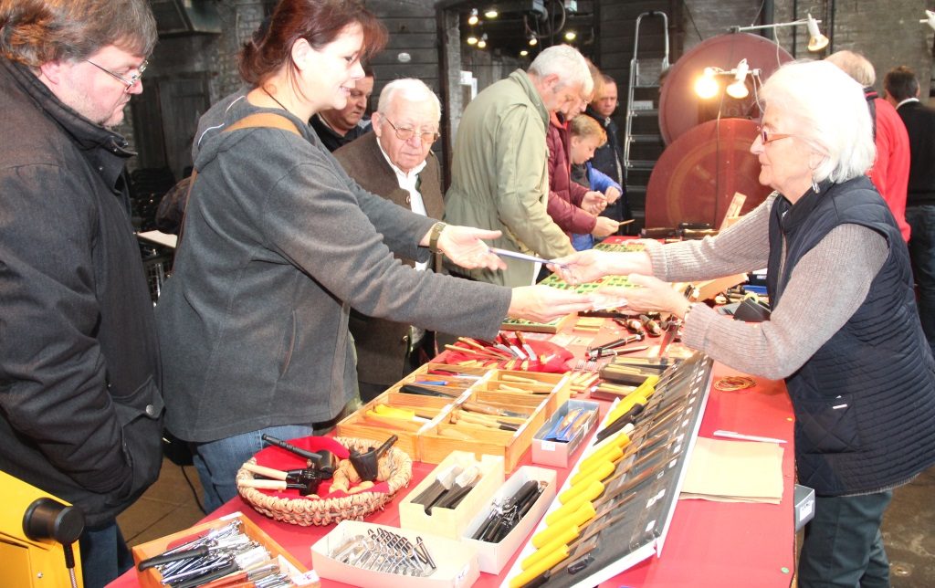 Auf dem 16. MesserGabelScherenMarkt im Industriemuseum war am Wochenende einiges los. Die vielen Besucher nutzten die Gelegenheit, qualitativ hochwertige Solinger Qualitätsware zu recht günstigen Preisen zu erstehen. (Foto: B. Glumm)