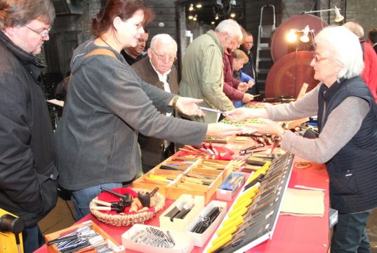 Auf dem 16. MesserGabelScherenMarkt im Industriemuseum war am Wochenende einiges los. Die vielen Besucher nutzten die Gelegenheit, qualitativ hochwertige Solinger Qualitätsware zu recht günstigen Preisen zu erstehen. (Foto: B. Glumm)