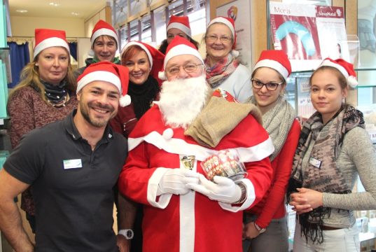 Das Team des Sanitätshauses Köppchen schart sich um den Nikolaus: v.li. Miriam Gatawetzki-Köppchen, Sascha Gevelhoff, Ilka Koch, Nadine Oskar, Elke Tellbüscher (verdeckt hinter dem Nikolaus), Cornelia Melcher, Annika Krummenöhl und Auszubildende Lisa Mai. (Foto: B. Glumm)