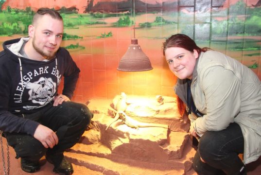 Claudia Höfer aus Mönchengladbach und Jonas Löckmann aus Wuppertal haben im August in der Fauna eine Ausbildung zum Zootierpfleger begonnen. (Foto: B. Glumm)