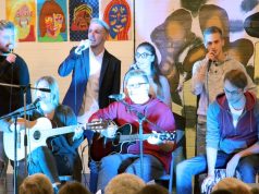 Feierstunde im Pädagogischen Zentrum der Alexander-Coppel-Gesamtschule. Schülerinnen und Schüler sorgten für das musikalische Rahmenprogramm. (Foto: B. Glumm)Feierstunde im Pädagogischen Zentrum der Alexander-Coppel-Gesamtschule. Schülerinnen und Schüler sorgten für das musikalische Rahmenprogramm. (Foto: B. Glumm)