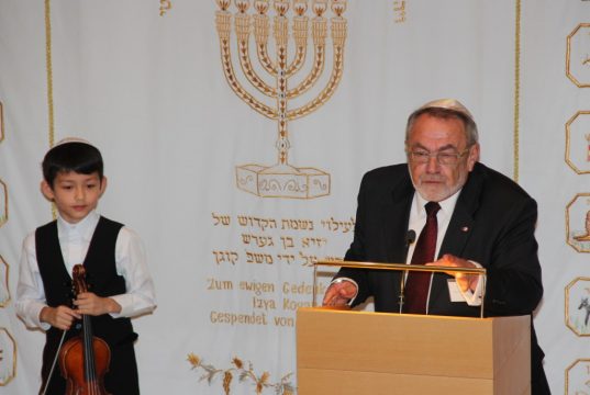 Leonid Goldberg ist seit 23 Jahren Vorsitzender der Jüdischen Kultusgemeinde Wuppertal und lebt in Solingen. Er ludt jetzt zum Neujahrsempfang in die Synagoge in Wuppertal-Barmen. (Foto: B. Glumm)