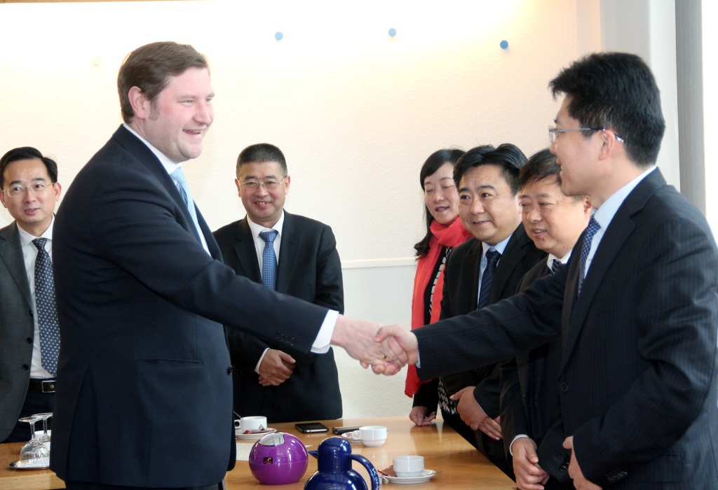Auch ein Kurzbesuch im Rathaus stand auf dem Programm der chinesischen Gäste am Mittwoch. Oberbürgermeister Tim Kurzbach begrüßt hier die Gruppe um Bürgermeister Junjie Cao. (Foto: B. Glumm)