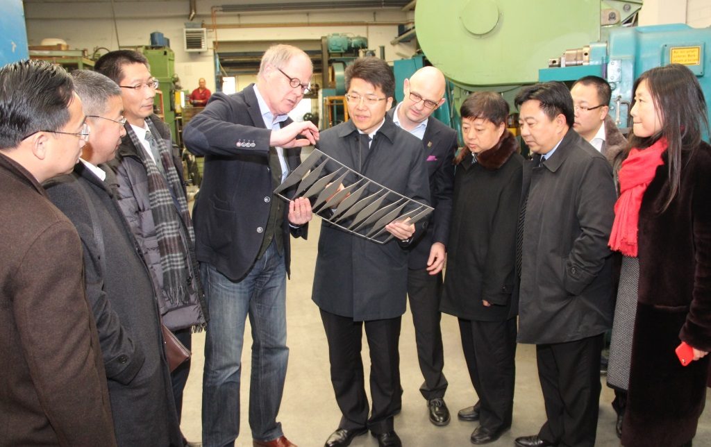 Am Mittwochnachmittag besuchte die Delegation aus Luzhou in China doie Firma Carl Mertens an der Schaberger Straße. Geschäftsführer Curt Mertens erklärte die Finessen der Stahlwarenproduktion. (Foto: B. Glumm)