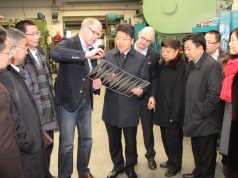 Am Mittwochnachmittag besuchte die Delegation aus Luzhou in China doie Firma Carl Mertens an der Schaberger Straße. Geschäftsführer Curt Mertens erklärte die Finessen der Stahlwarenproduktion. (Foto: B. Glumm)