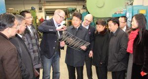 Am Mittwochnachmittag besuchte die Delegation aus Luzhou in China doie Firma Carl Mertens an der Schaberger Straße. Geschäftsführer Curt Mertens erklärte die Finessen der Stahlwarenproduktion. (Foto: B. Glumm)