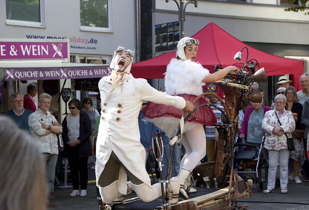 Das Duo „WOOW“ performt auf ihrem surrealen Wagen clowneske Theater-Akrobatik. (Foto: © Sarah Schmitz)