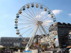 Ist bereits fertig aufgebaut und garantiert einen Panoramablick weit über Solingens Stadgrenzen hinaus: Das Riesenrad auf dem Neumarkt. (Foto: B. Glumm)