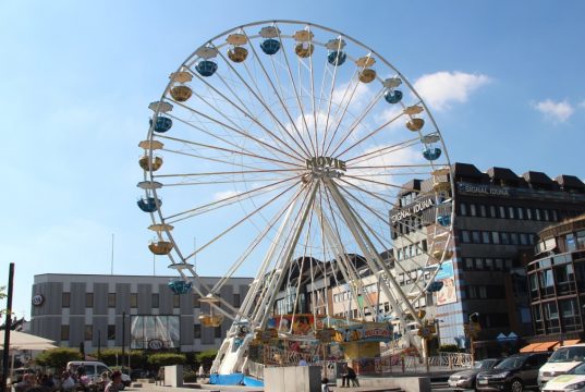 Ist bereits fertig aufgebaut und garantiert einen Panoramablick weit über Solingens Stadgrenzen hinaus: Das Riesenrad auf dem Neumarkt. (Foto: B. Glumm)