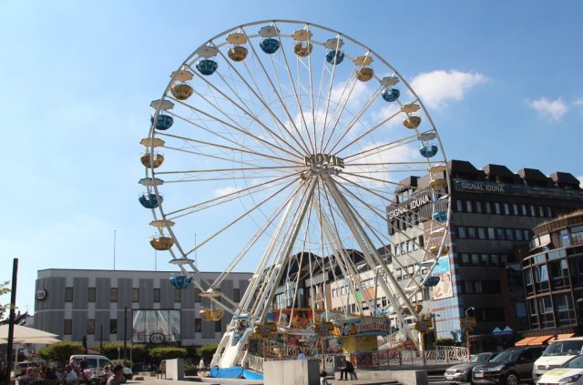 Ist bereits fertig aufgebaut und garantiert einen Panoramablick weit über Solingens Stadgrenzen hinaus: Das Riesenrad auf dem Neumarkt. (Foto: B. Glumm)