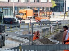 Ab kommenden Dienstag halten die Busse wieder direkt am Rathaus. DIe provisorische Haltestelle gegenüber des Theaters wird dann abgebaut. (Archivfoto: © B. Glumm)