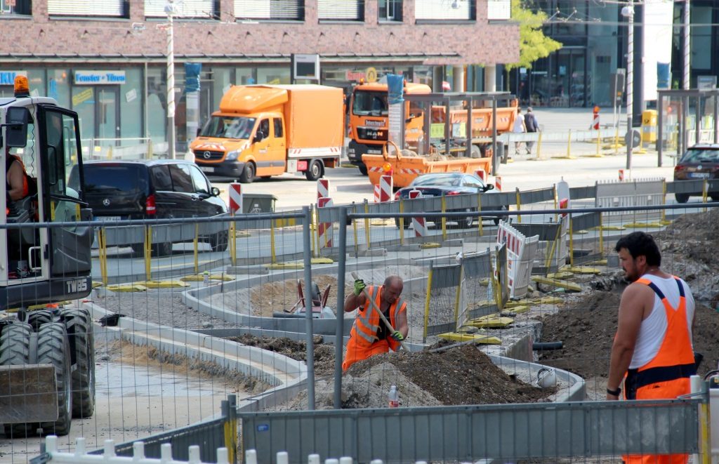 Die Bauarabeiten an der Konrad-Adenauer-Straße gehen derweil auf Hochtouren weiter. (Foto: B. Glumm)