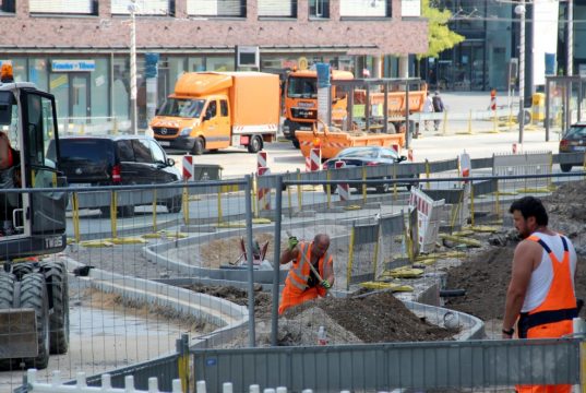 Die Bauarabeiten an der Konrad-Adenauer-Straße gehen derweil auf Hochtouren weiter. (Foto: B. Glumm)