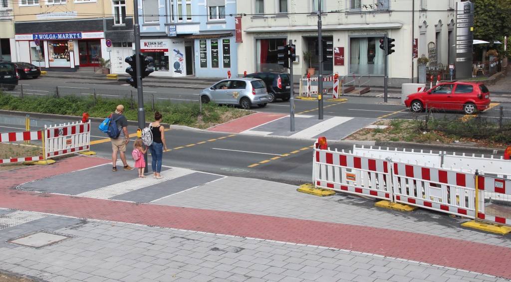Die neue Fußgängerampel an der Konrad-Adenauer-Straße ist gut frequentiert. Die befürchteten Staus aufgrund der Rotphasen blieben bislang aus. (Foto: B. Glumm)