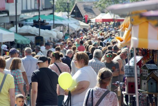 Im kommenden Jahr wird es in Solingen wieder zahlreiche Trödelmärkte geben. Veranstalter können sich dafür bis zum 30. November bei der Stadtverwaltung bewerben. (Archivfoto: B. Glumm)